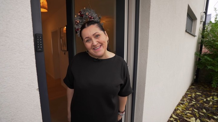 Bez servítky, Alena